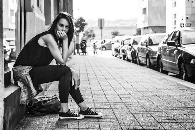 Junge Frau sitzt auf Treppenstufe