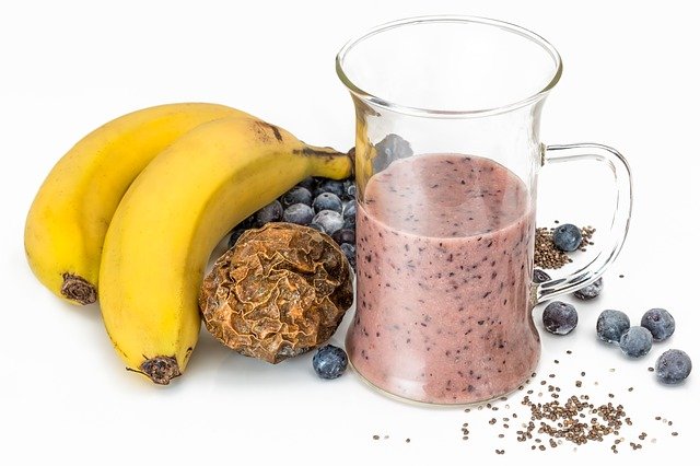 Zubereitung von leckeren Smoothie-Drinks